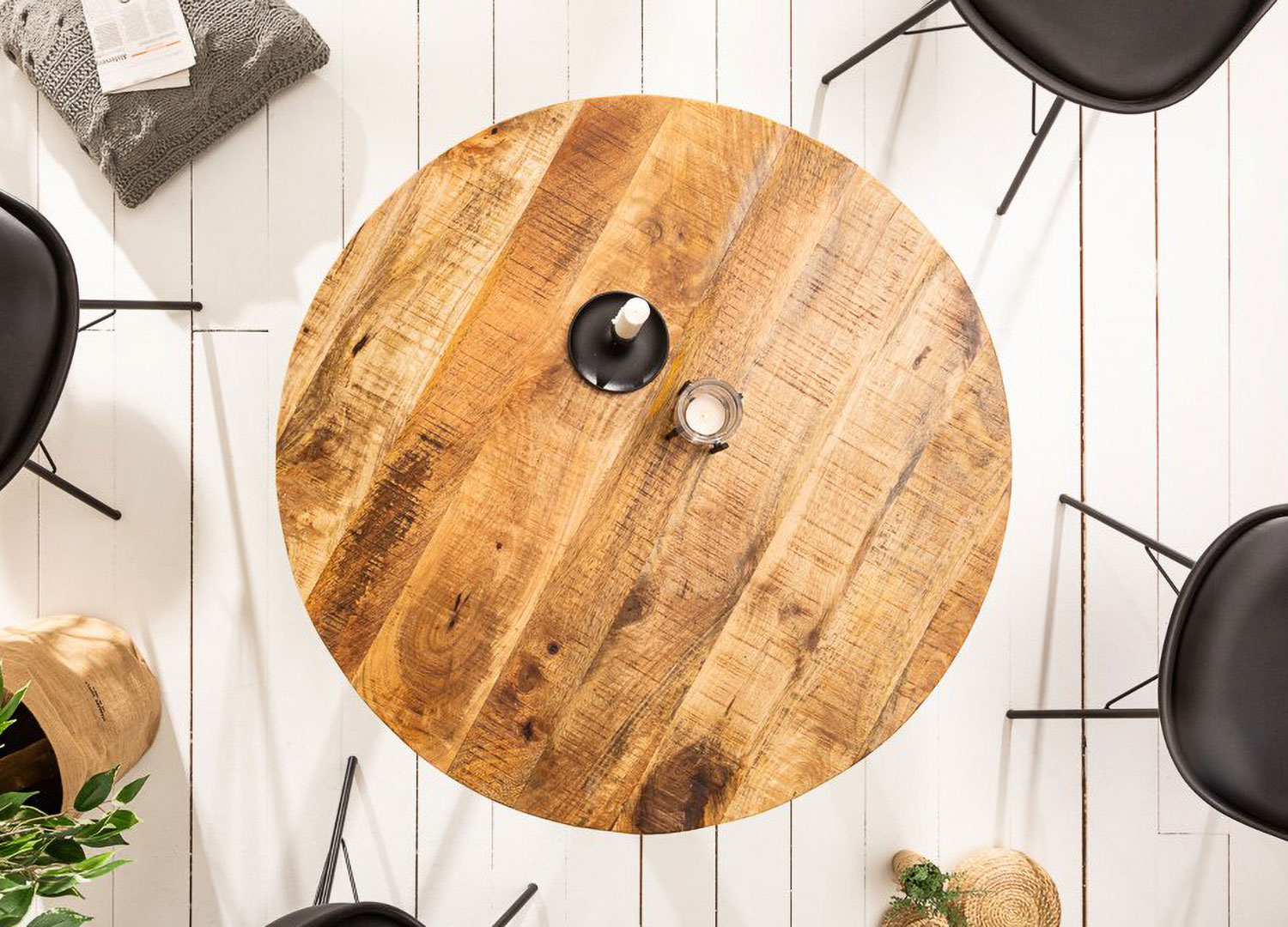 Vu de haut du plateau de la table en bois massif