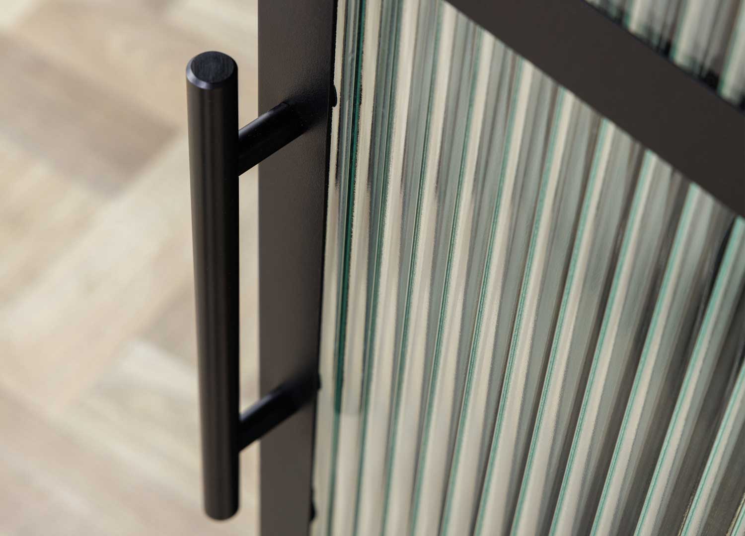 porte avec poignee en metal noir et facade verre strie