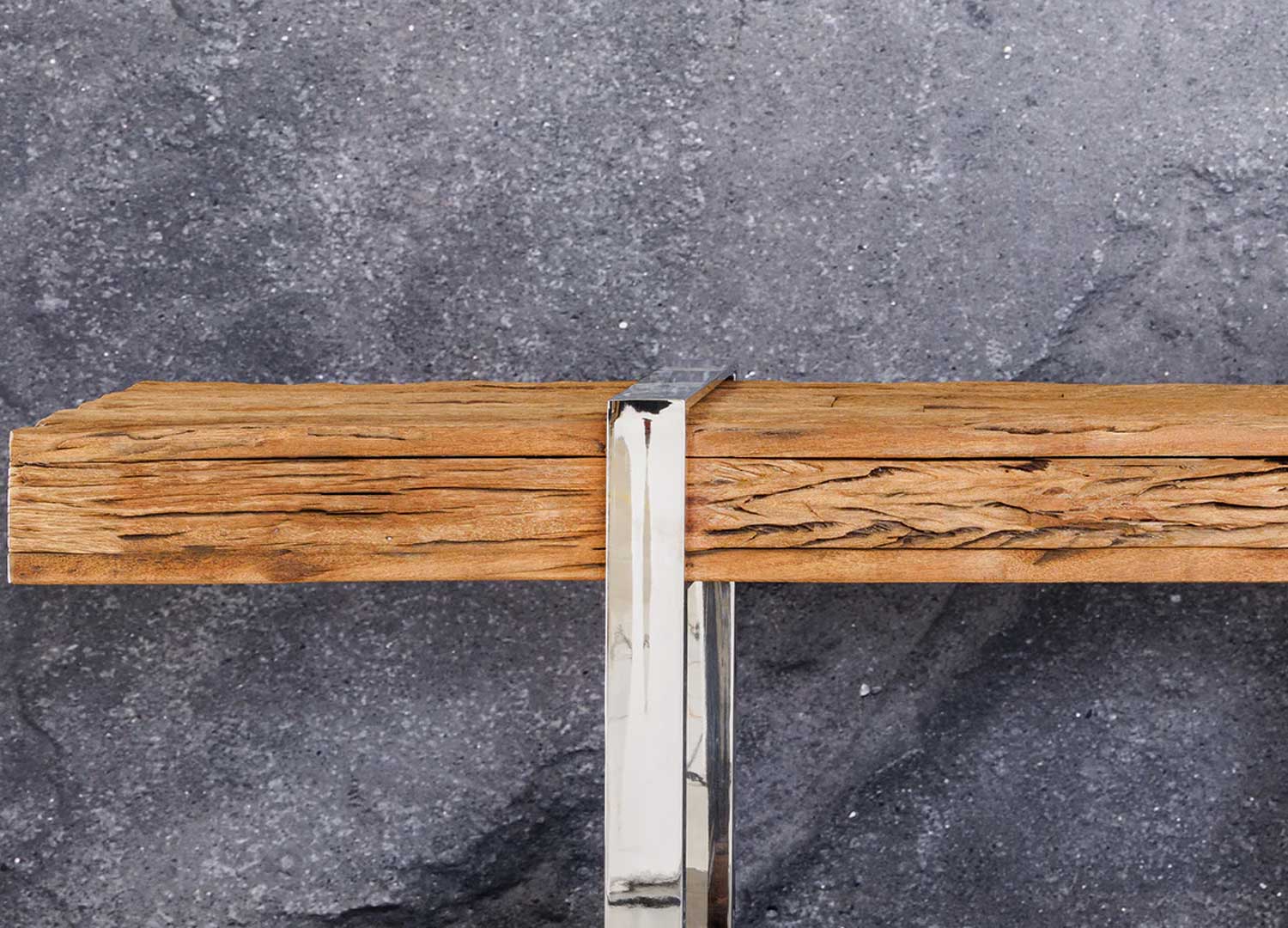 Gros plan console en bois de teck massif pieds chromes