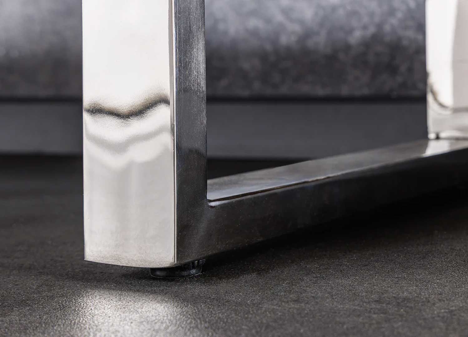 Gros plan pied chrome de la table console