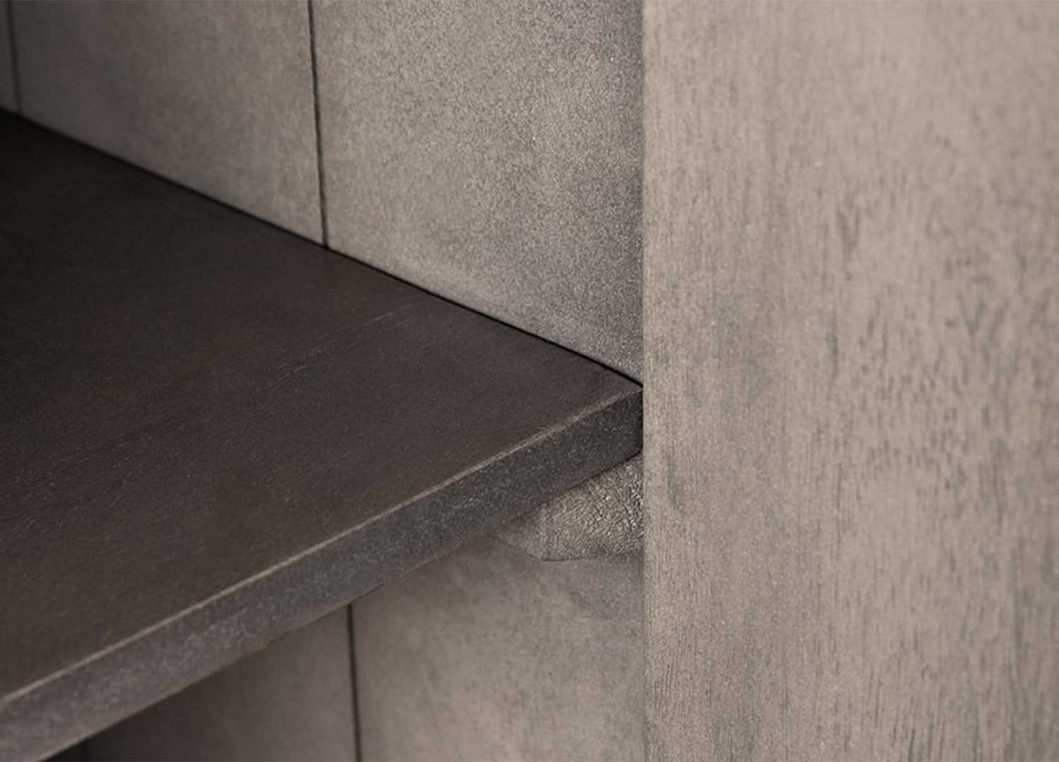 gros plan sur le buffet en bois massif gris 1