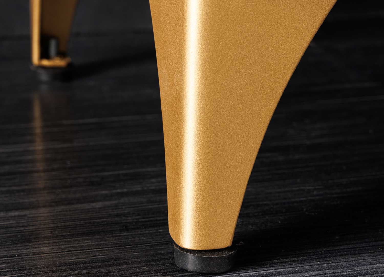 pieds du meuble en metal dore