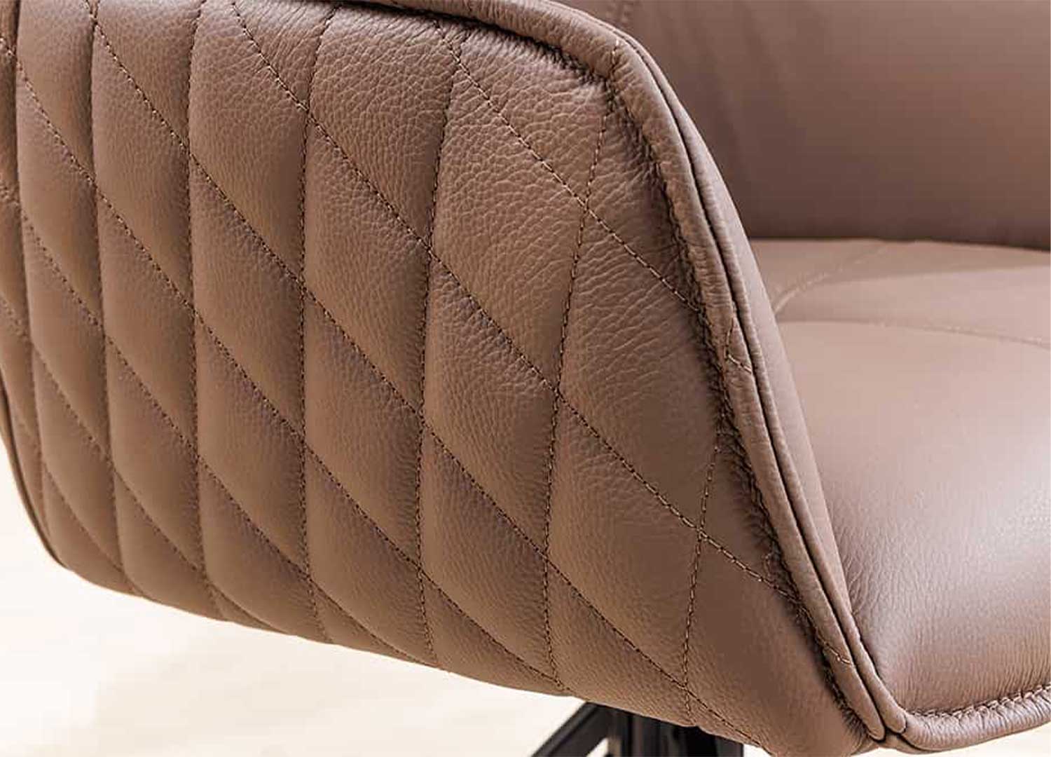 accoudoirs en cuir avec surpiqures