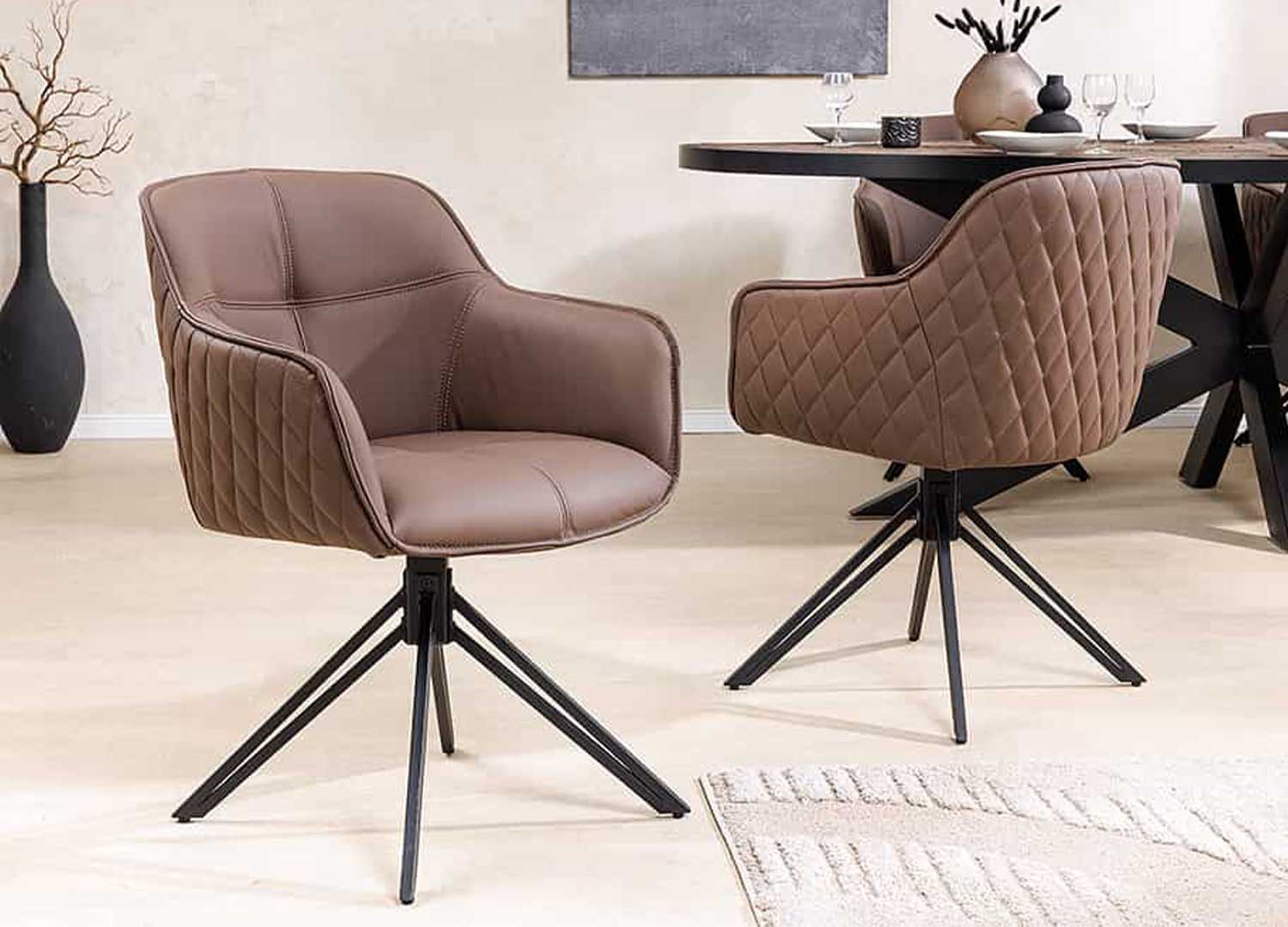 chaises rotatives en cuir marron